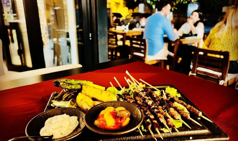 Arrosticini di agnello, cultura e tradizione di spiedini deliziosi. 1 Lamb arrosticini, the culture and tradition of delicious kebabs from the gastronomic landscape of Abruzzo.
