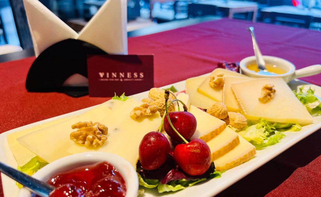 Cheese with jam, an unusual encounter of sweetness.